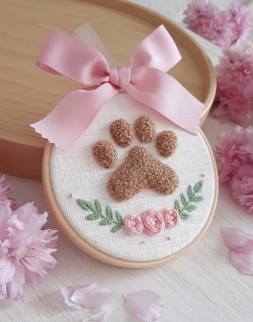 Embroidery huella y guirnalda. Peludita