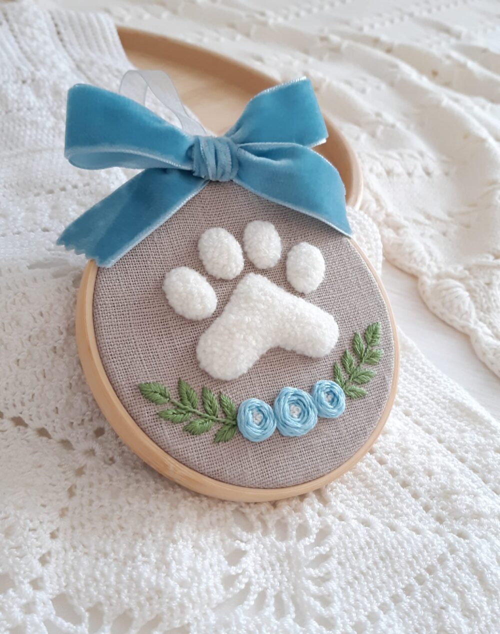 Embroidery huella y guirnalda. Peludito